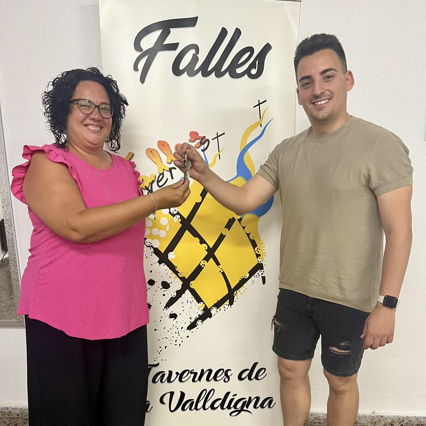 Carolina Pérez junto al antiguo presidente de la Junta Local, Oscar Ciscar.