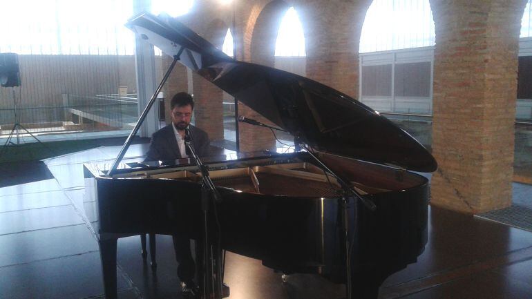 El pianista Miguel Ángel Recio durante una de sus actuaciones en la Villa Romana de la Olmeda