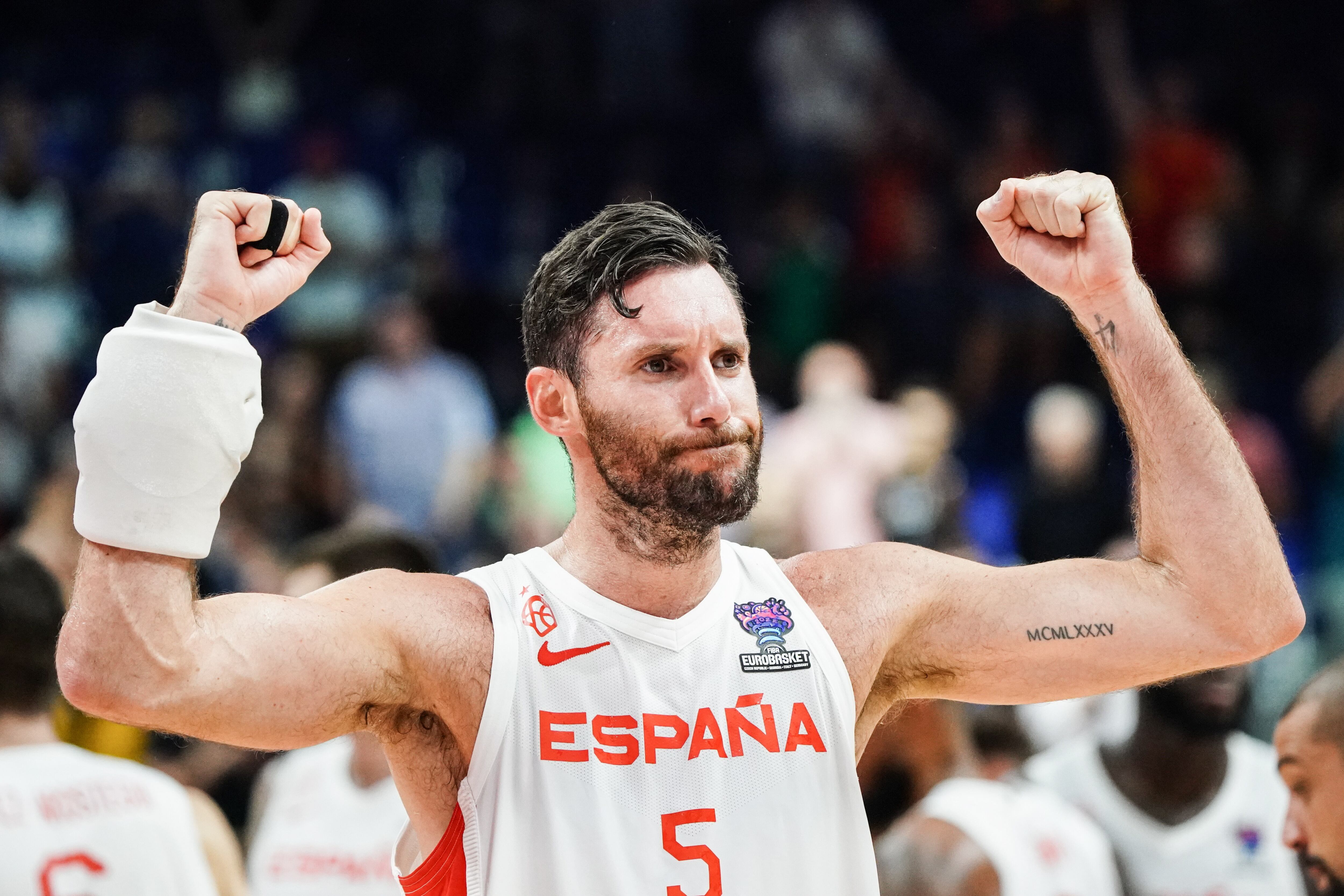 -FOTODELDÍA- BERLÍN (ALEMANIA), 13/09/2022.- Rudy Fernández celebra la victoria tras el encuentro ante Finlandia correspondiente a los cuartos de final del Eurobasket 2022 de la FIBA, este martes en Berlín (Alemania). EFE/ Clemens Bilan
