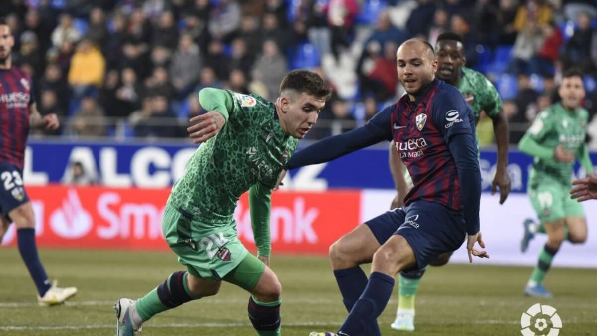 El Huesca revienta la racha del Levante (3-0) y lo saca de la zona de ascenso directo