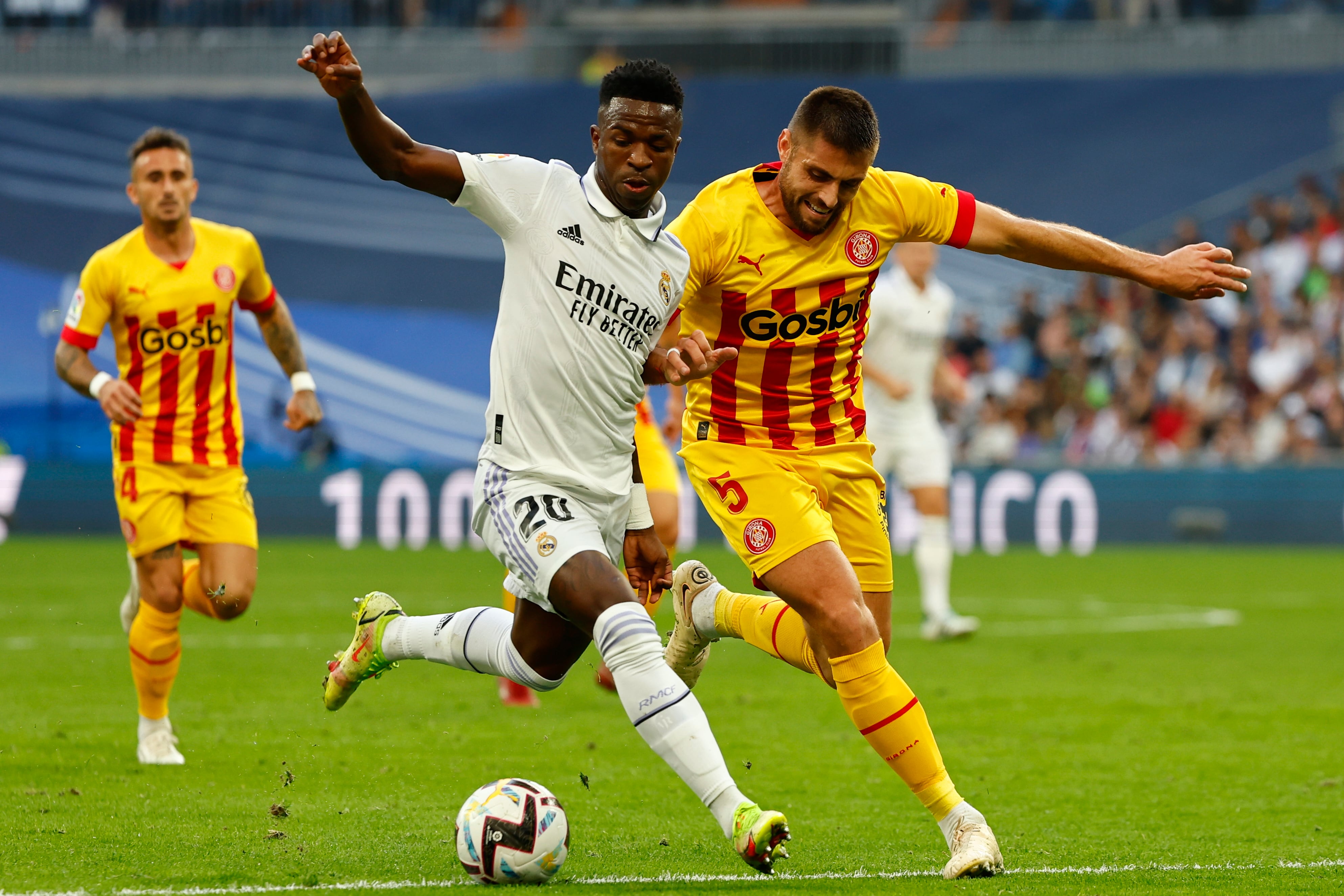 Vinicius y David López en el partido de la primera vuelta entre Real Madrid y Girona.