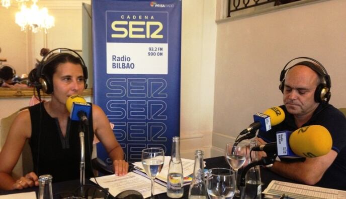 Tomás del Hierro, entrevistado por Azul Tejerina en 'Hoy por Hoy Bilbao' en el Hotel Carlton