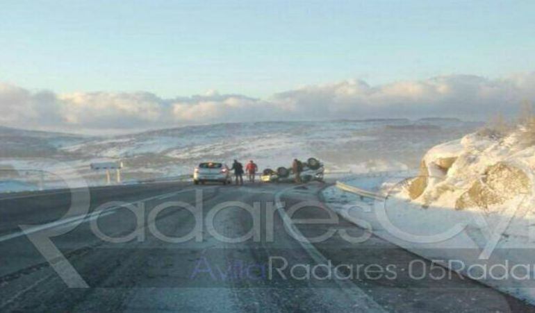 El vehículo ha quedado volcado en la calzada