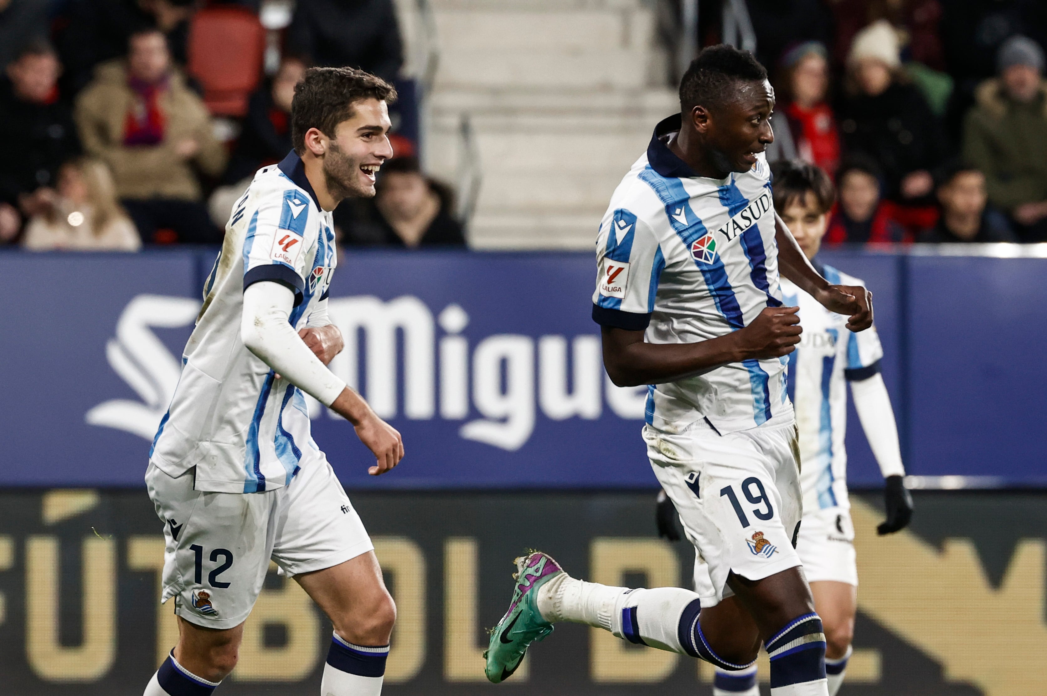 PAMPLONA (NAVARRA), 02/12/2023.- El delantero nigeriano de la Real Sociedad Umar Sadiq (d) celebra su gol junto a su compañero el centrocampista ruso Arsen Zakharyan durante el partido correspondiente a la jornada 15 de LaLiga que disputan Osasuna y Real Sociedad este sábado en el estadio de El Sadar (Pamplona). EFE/ Jesus Diges
