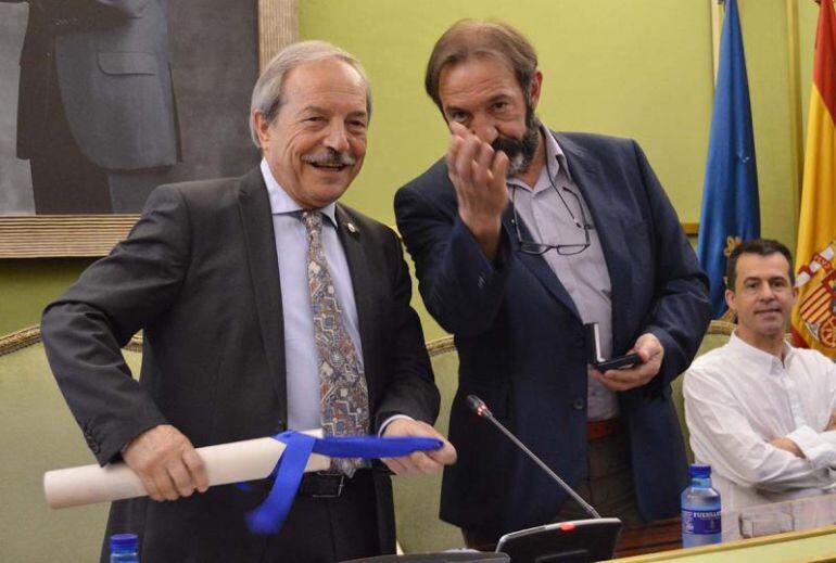 El alcalde de Oviedo, Wenceslao López, entrega la Medalla de Plata de la ciudad al director de Teatro Margen, José Antonio Lobato.