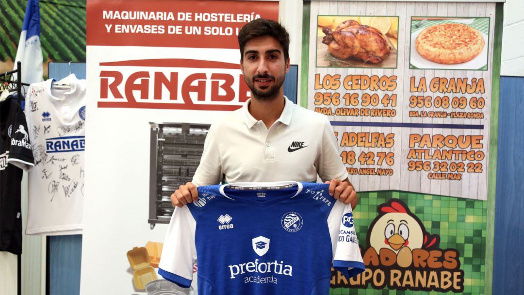 Fran Ávila posando con la camiseta del Xerez DFC