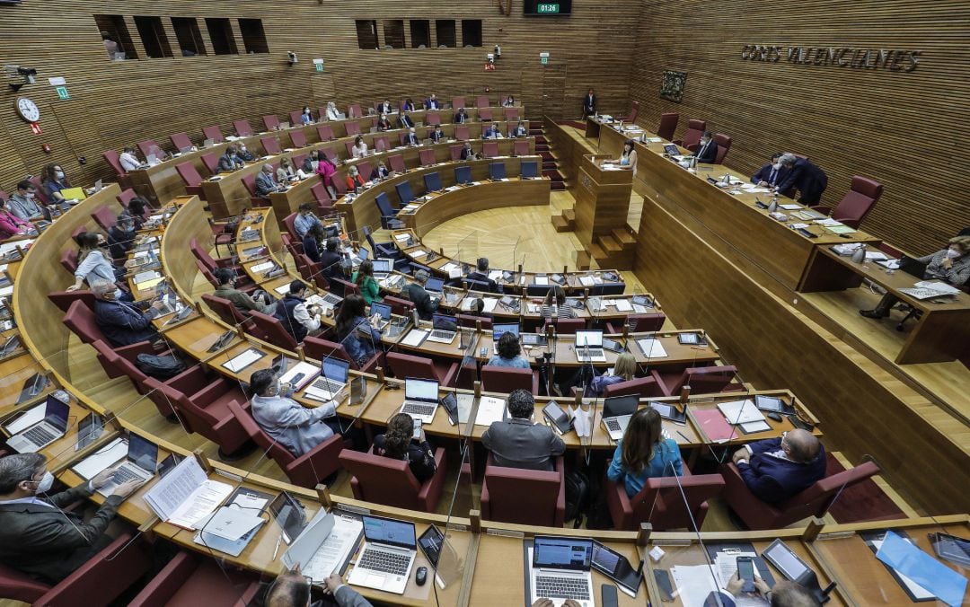 Archivo - Vista general del pleno de las Corts Valencianas