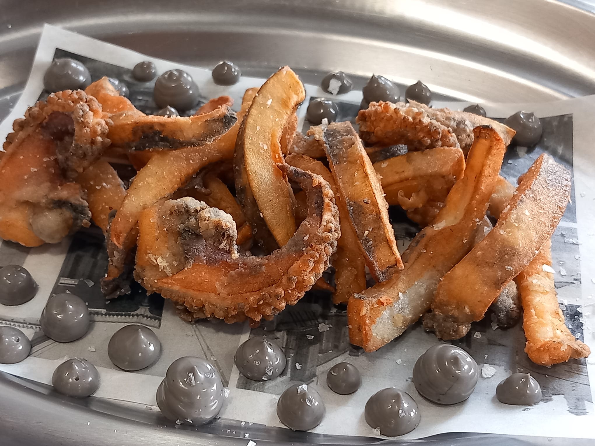 Chocos fritos con alioli de tinta