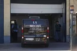 Registro de la Guardia Civil en la nave de Magrudis junto a sus propietarios, en foto de archivo/ María Jesús López