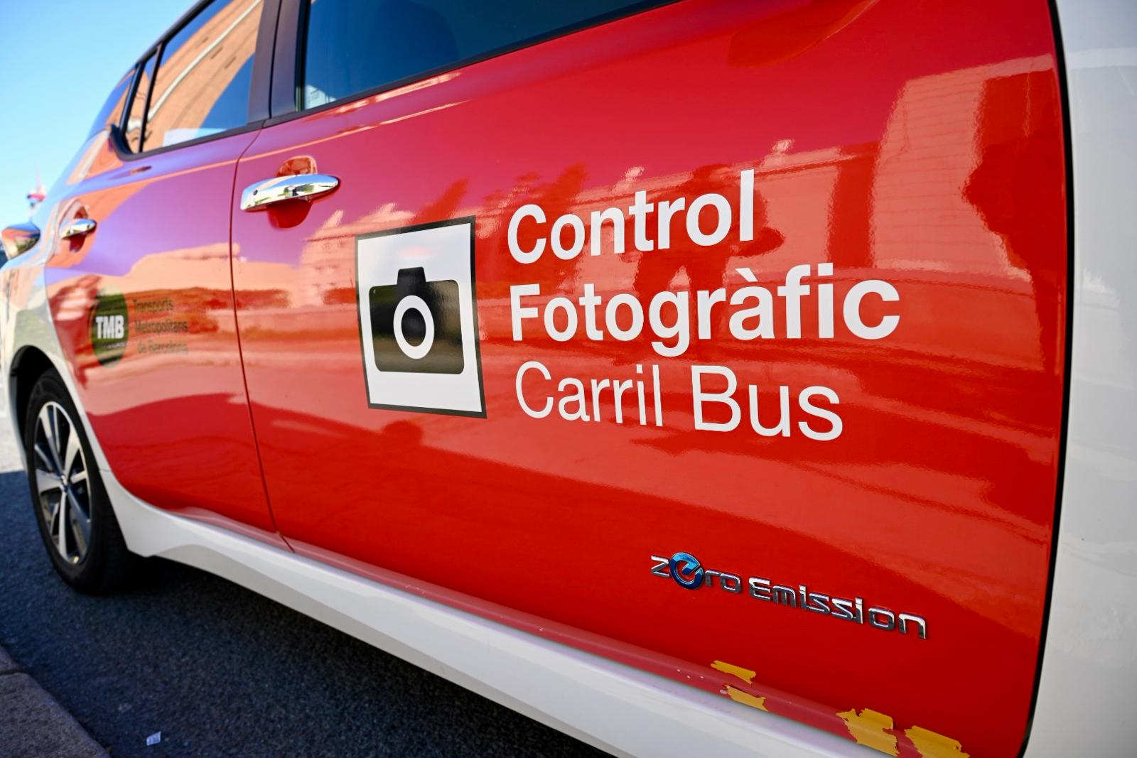 Detall del vehicle de TMB que sancionar els vehicles que s&#039;aturin o estacionin al carril bus.