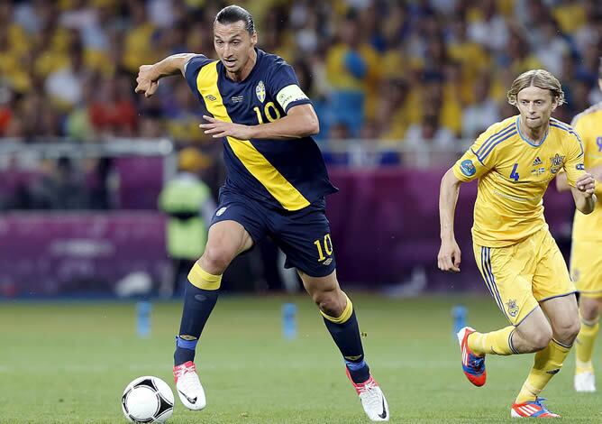 El delantero sueco Zlatan Ibrahimovic escapa con el balón del ucraniano Anatoliy Tymoshchuk durante el partido del grupo D de la Eurocopa 2012 entre las selecciones de Ucrania y Suecia que se juega en Kiev, Ucrania, el lunes 11 de junio de 2012. | <a href