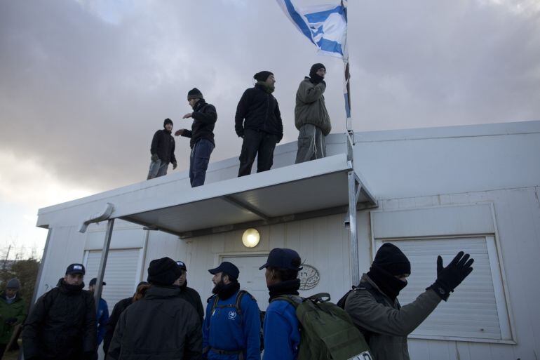 Los colonos levantando barricadas en la colonia ilegal de Amona