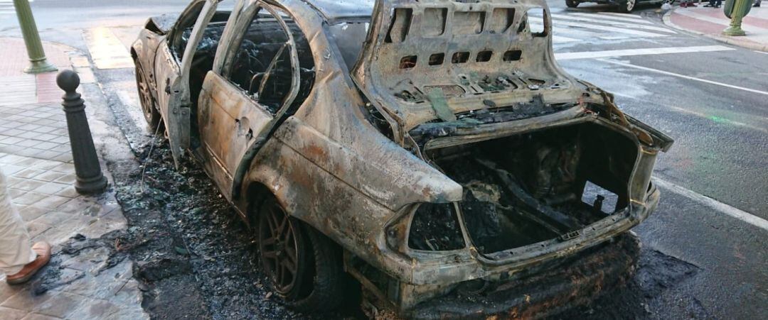 Estado en el que quedó el coche tras el incendio