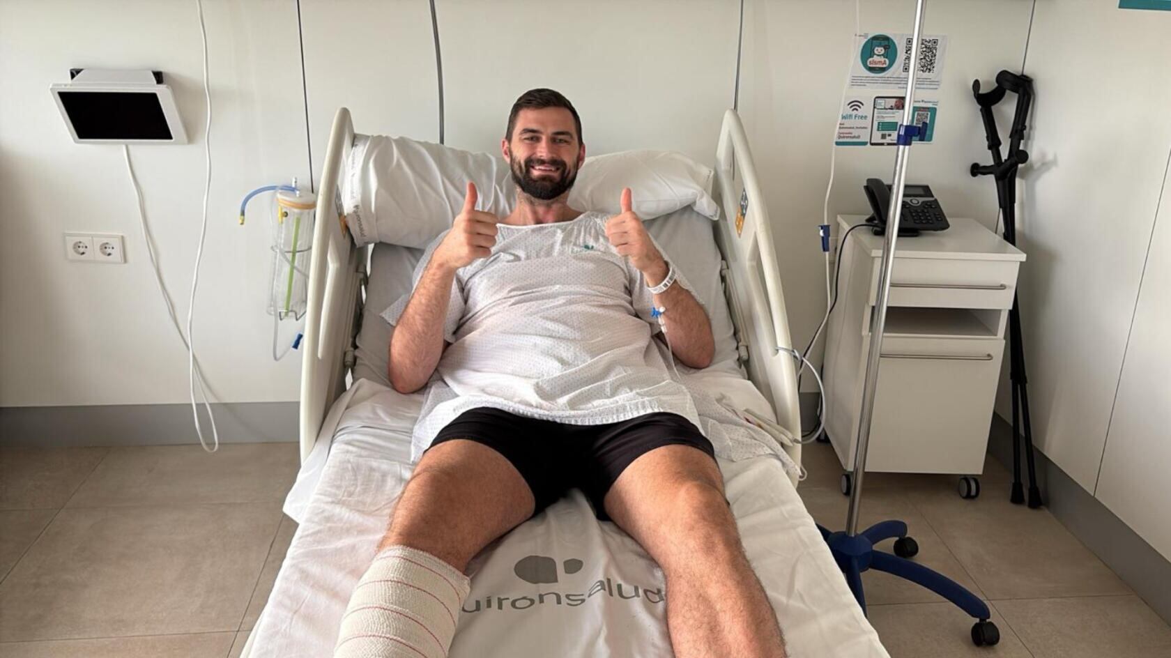 El pívot del Unicaja David Kravish, intervenido de la fractura del peroné de la pierna derecha