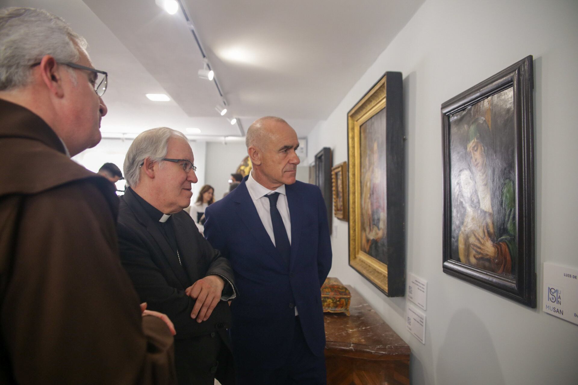 El alcalde y el arzobispo, acompañados por fray Juan Dobado, contemplan una de las obras del Museo del Santo Ángel