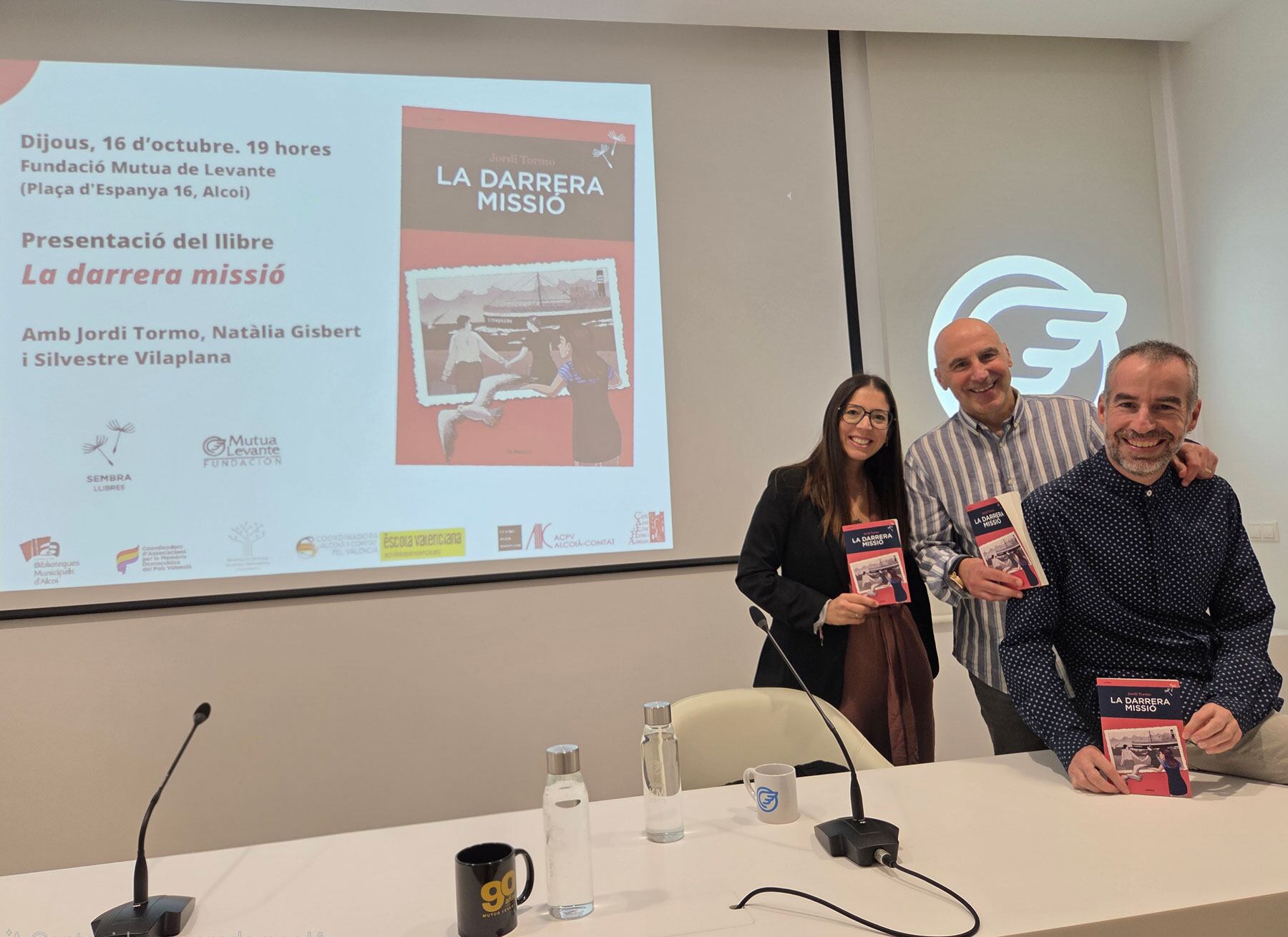 Jordi Tormo, acompanyat per Natàlia Gisbert i per Silvestre Vilaplana, en la seu de Fundació Mutua Levante