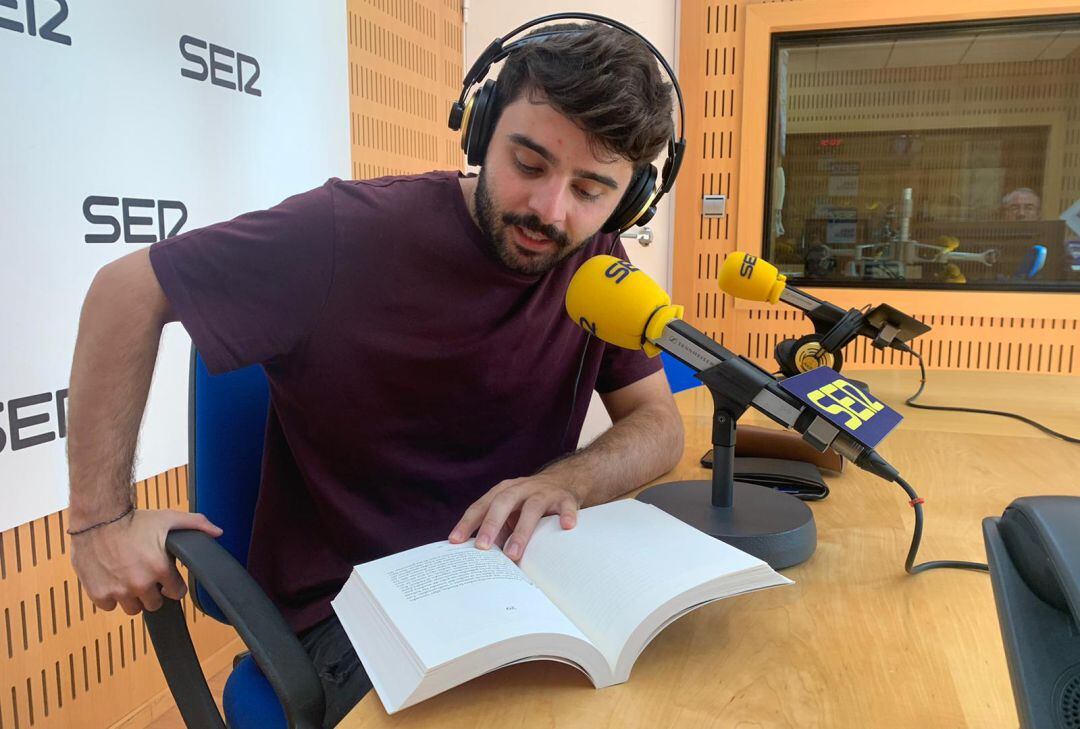 Miguel Gane en los estudios de Radio Murcia leyendo un párrafo de &#039;Cuando seas mayor&#039; para el programa Hoy por hoy. 