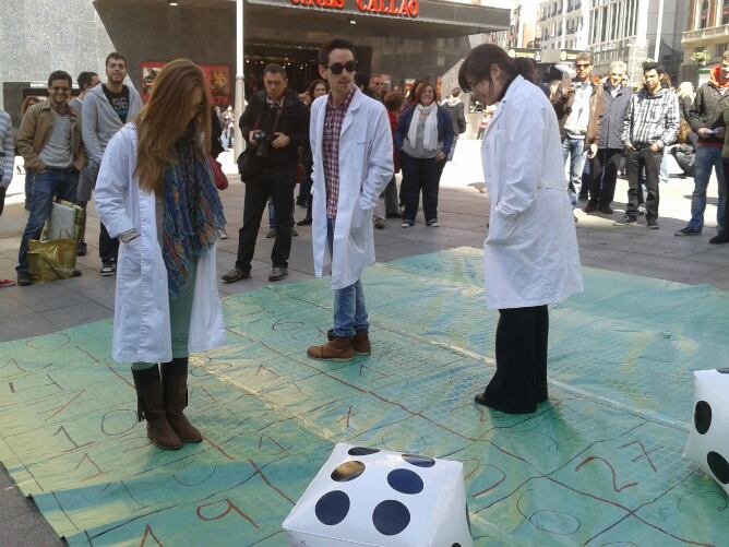 Las Juventudes Socialistas de Madrid han querido escenificar que el Gobierno regional desatiende la Ciencia mientras fomenta proyectos como el de Eurovegas.