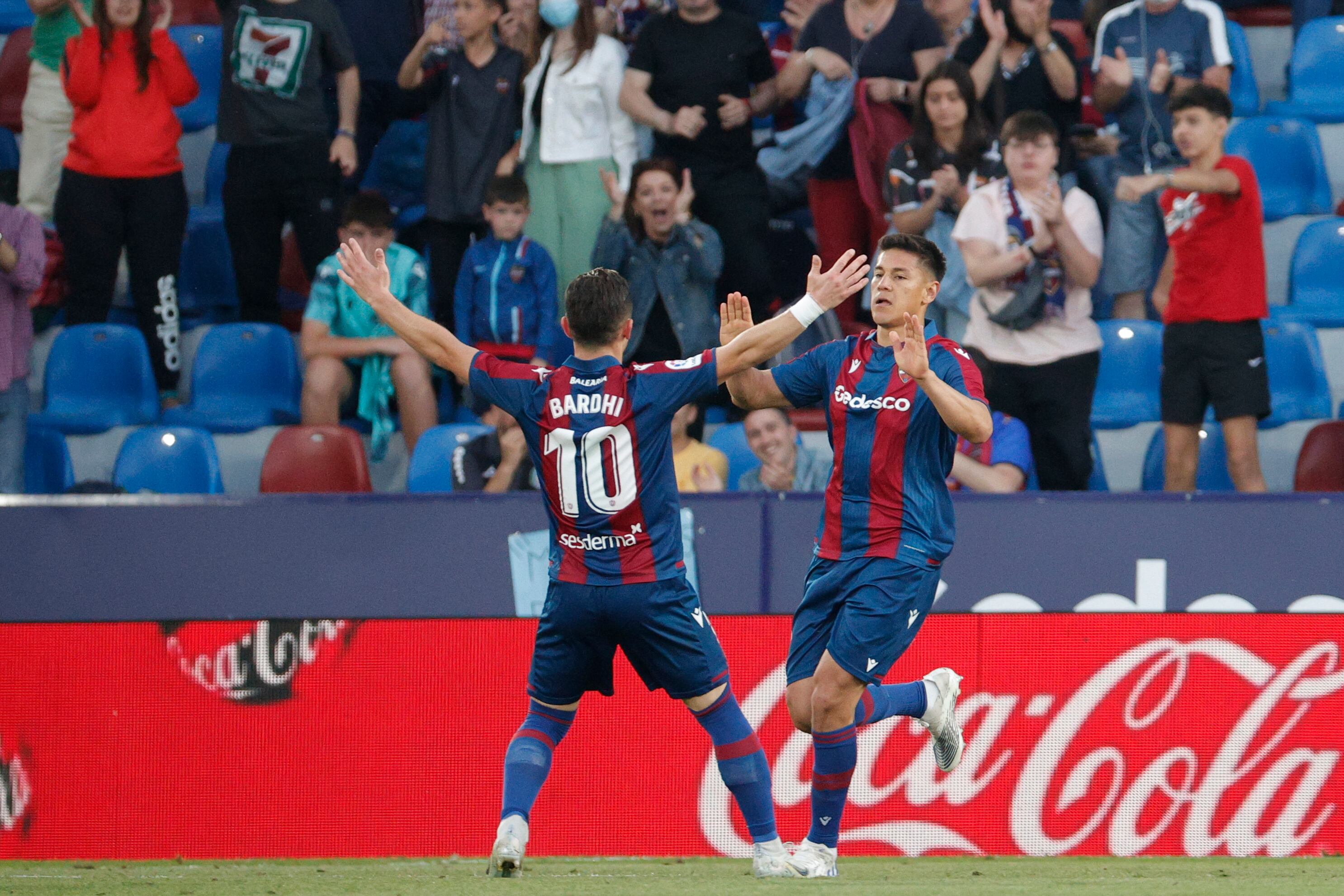 Los jugadores del Levante, el albanés Enis Bardhi y el nicarguense Óscar Duarte, celebran el primer gol del equipo levantinista durante el partido de la 37 jornada de Liga de Primera División que disputan hoy domingo frente al Alavés en el estadio Ciudad de Valencia. EFE/Manu Bruque