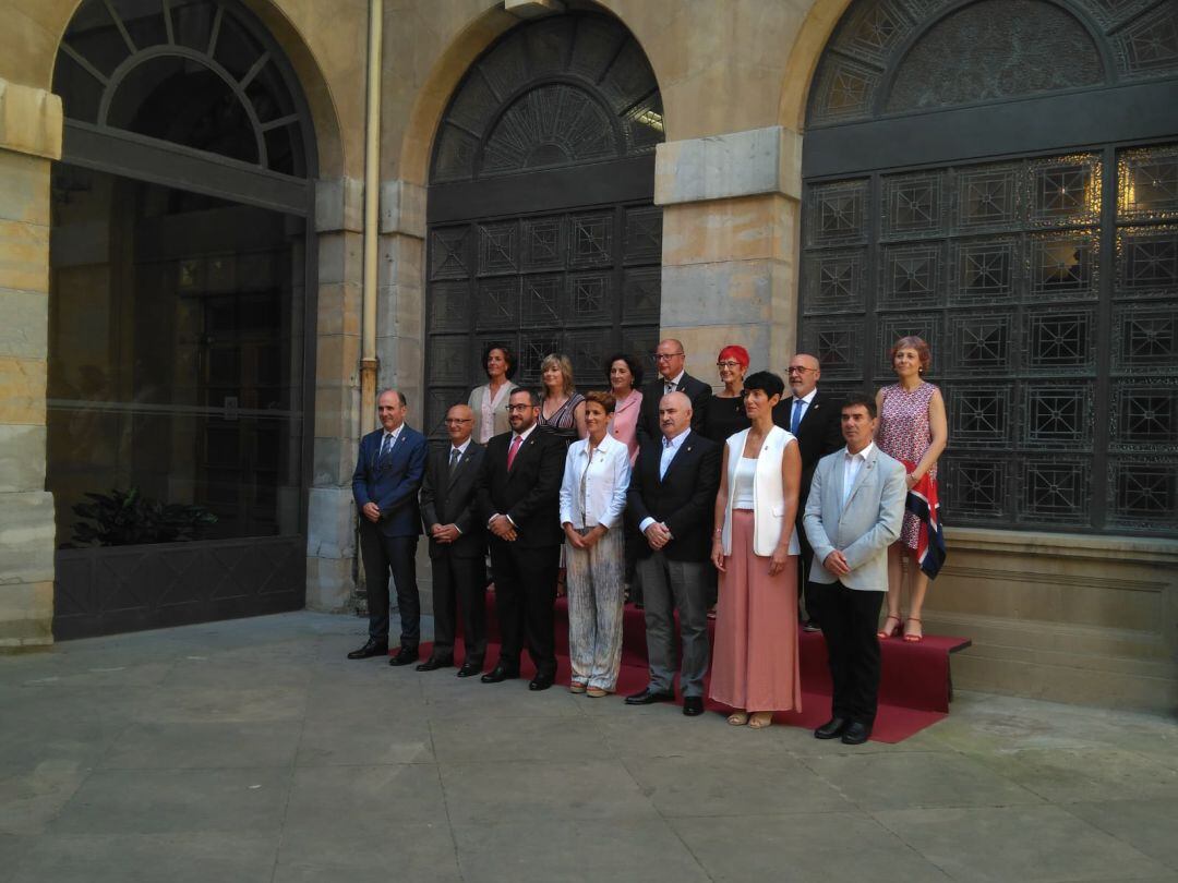 Foto de familia de los trece consejeros del Gobierno de Navarra