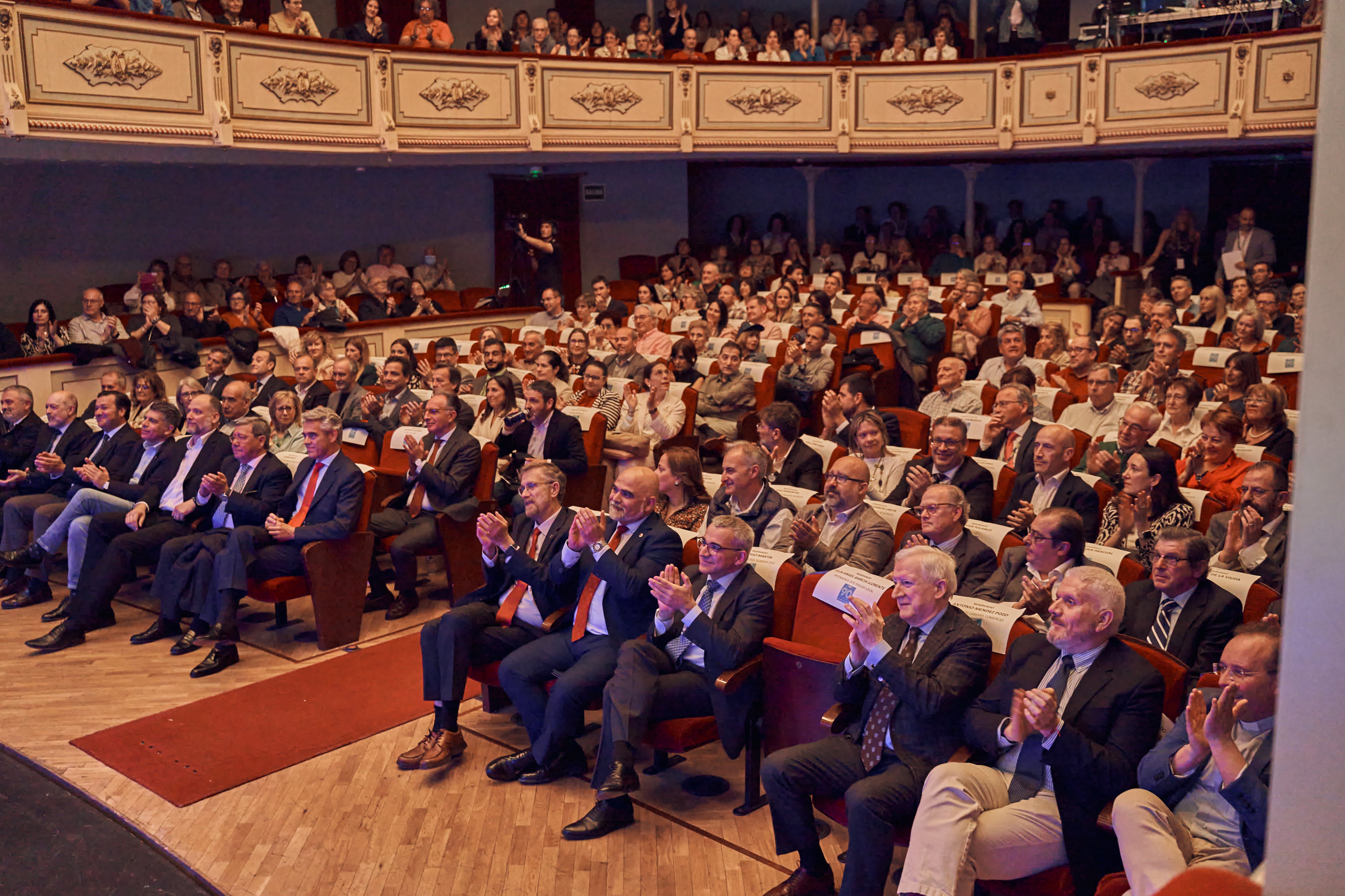 El público llenó el Teatro Principal de Burgos para acompañar a Radio Castilla en su 90 aniversario