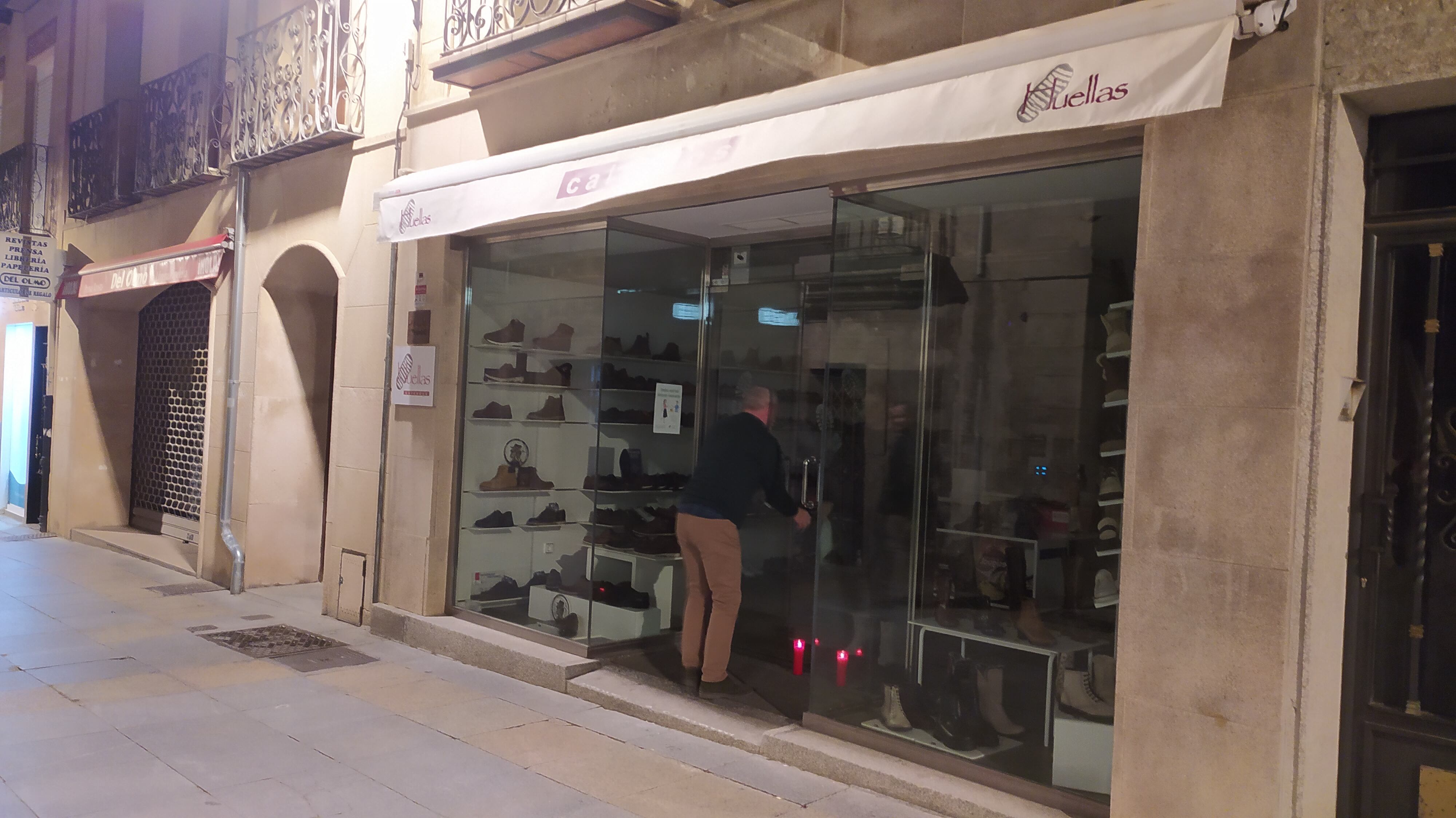 Quienes secundaron la iniciativa encendieron velas a las puertas de sus negocios