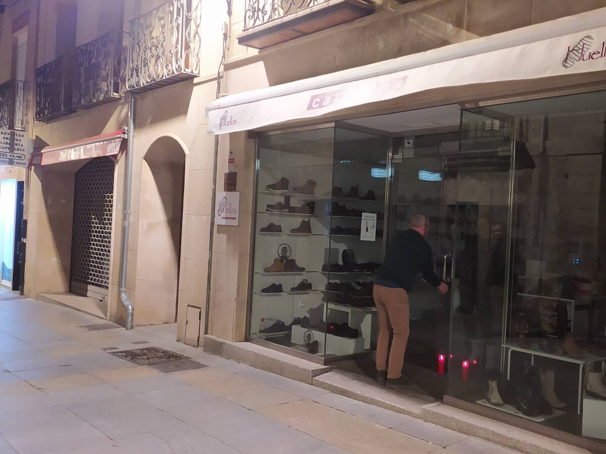 El comercio y la hostelería apagan para protestar por el precio de la electricidad