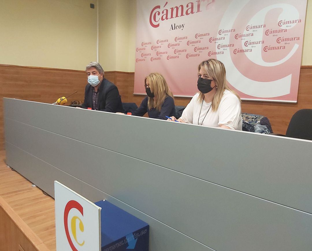 Pablo De Gracia, Vanesa Moltó y Mónica Herreros, durante la presentación de la tercera entrega de este curso