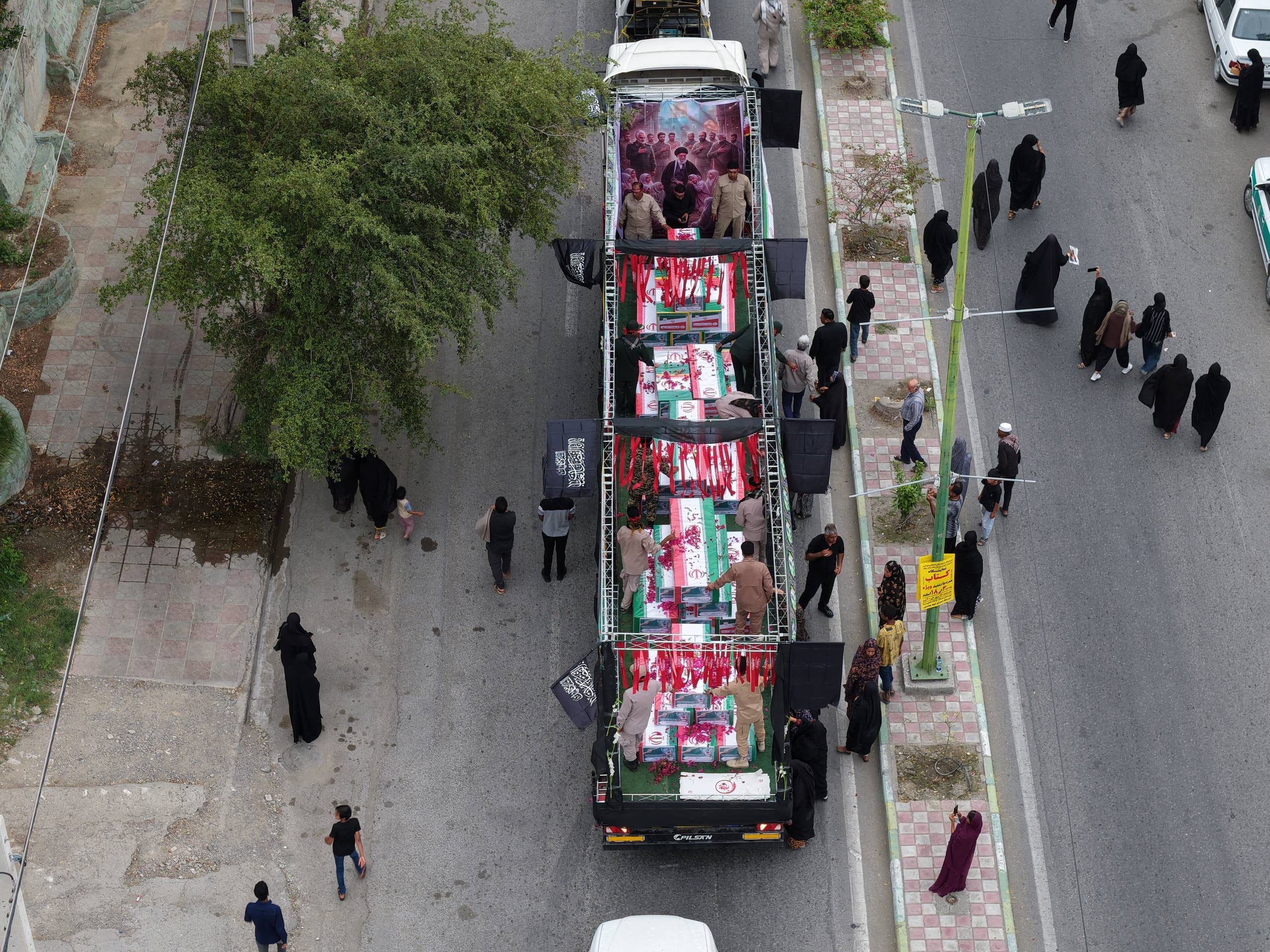  Imágen del traslado de los cuerpos de algunas de las niñas iraníes muertas en el bombardeo