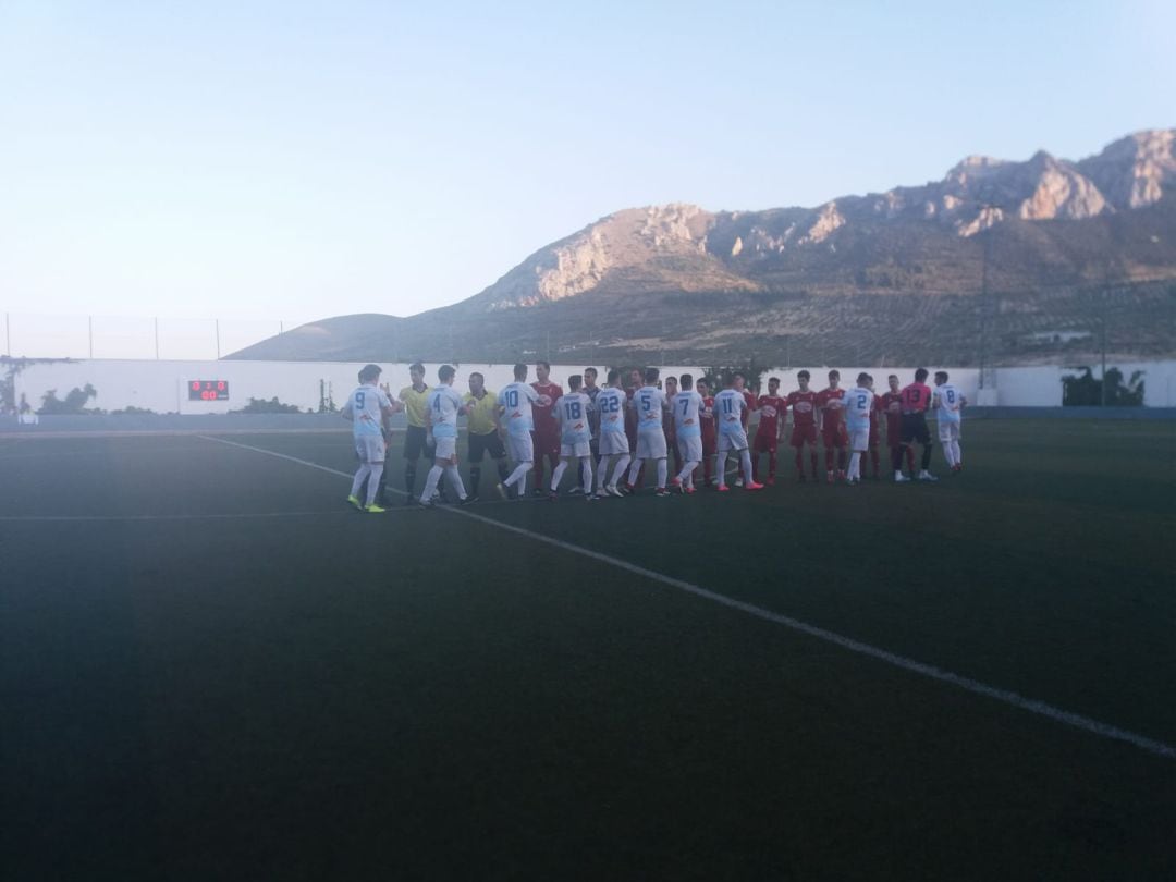 Momento del saludo entre los jugadores de losdos equipos y el trío arbitral