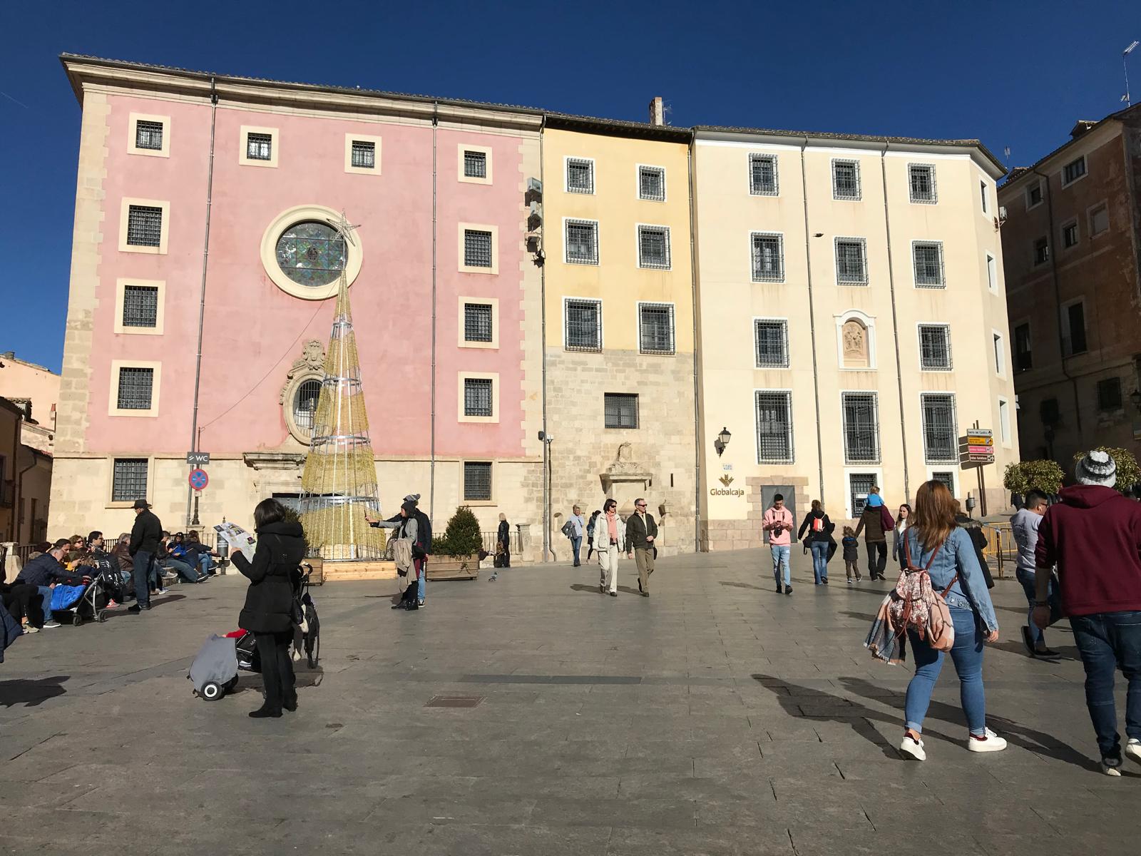 La plaza Mayor de Cuenca con el convento de las Petras al fondo.