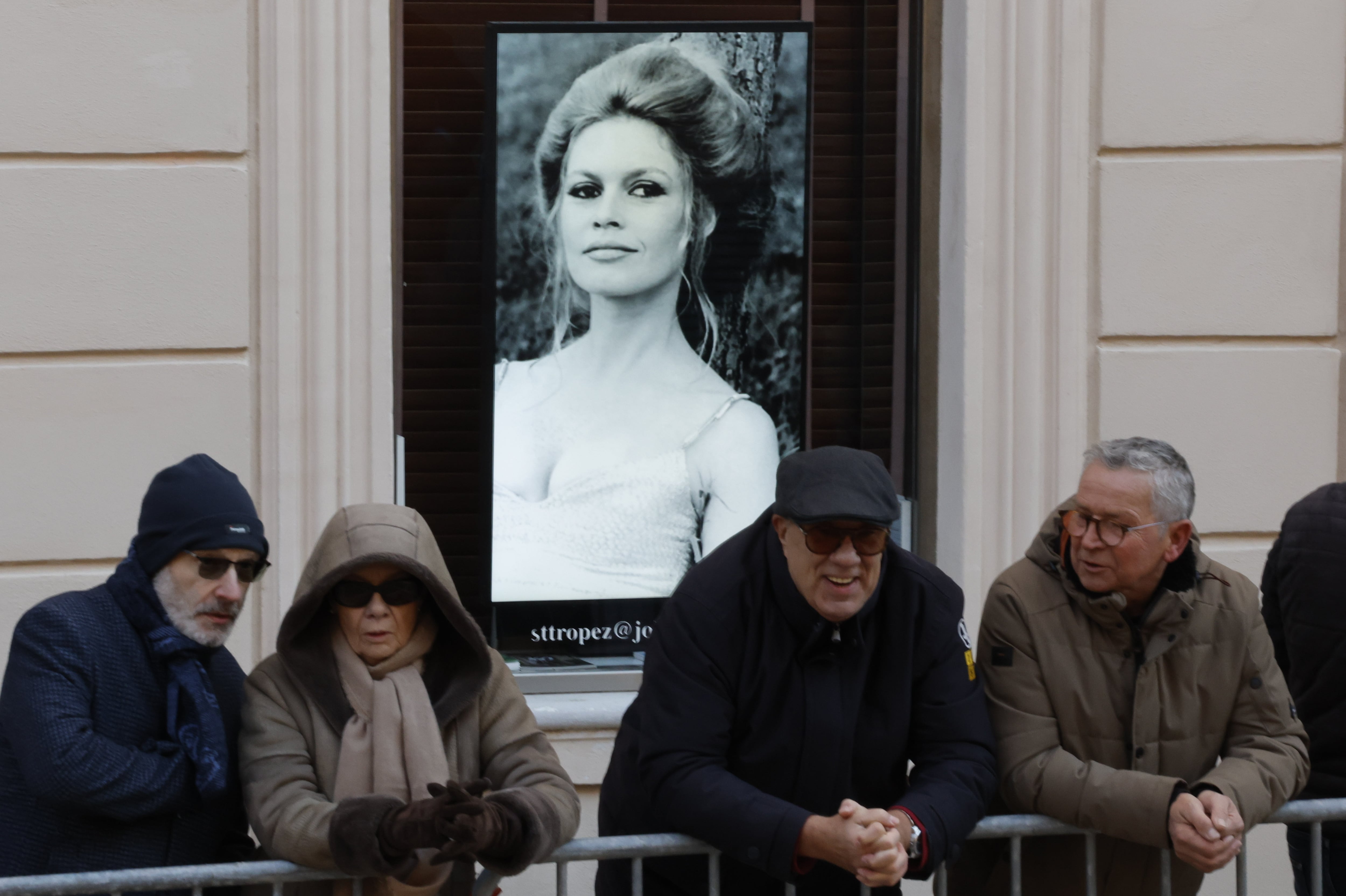 Seguidores de Brigitte Bardot en los alrededores de la iglesia donde se ha oficiado el funeral de la actriz