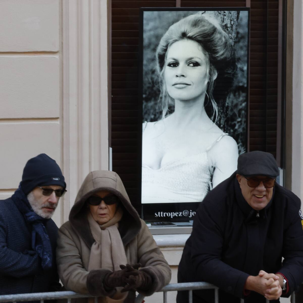 De la icónica foto que preside el altar a la música que ha recibido al féretro: los detalles del funeral de Brigitte Bardot