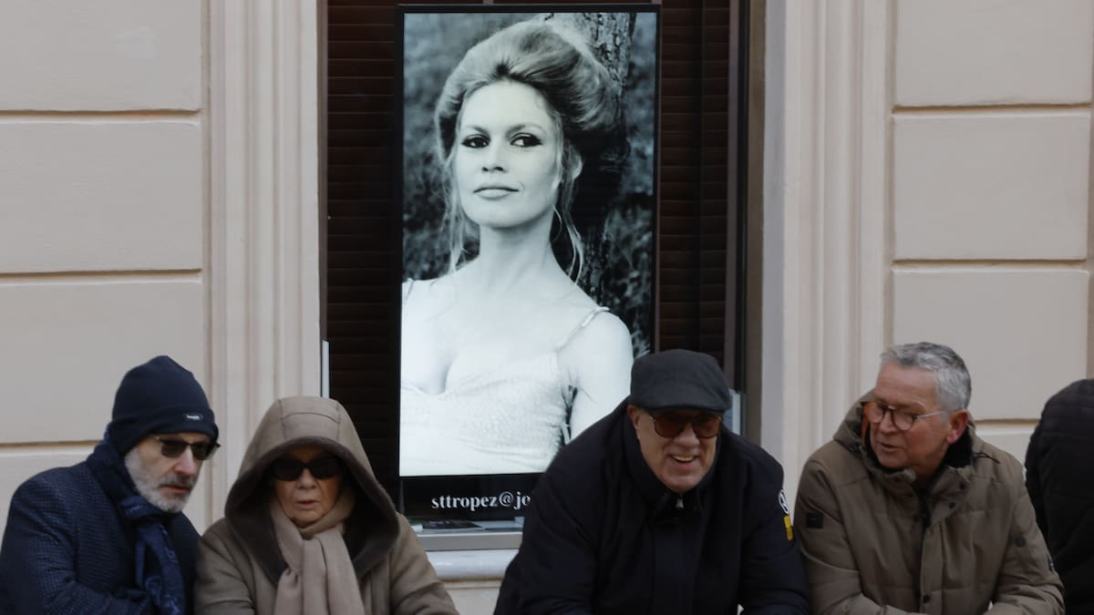 De la icónica foto que preside el altar a la música que ha recibido al féretro: los detalles del funeral de Brigitte Bardot