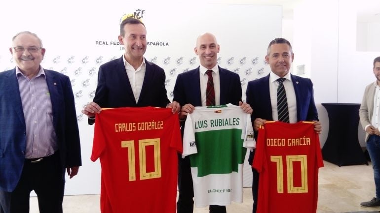 Luis Rubiales entre el presidente del Elche, Diego García, y el alcalde ilicitano, Carlos González, posan con las camisetas
