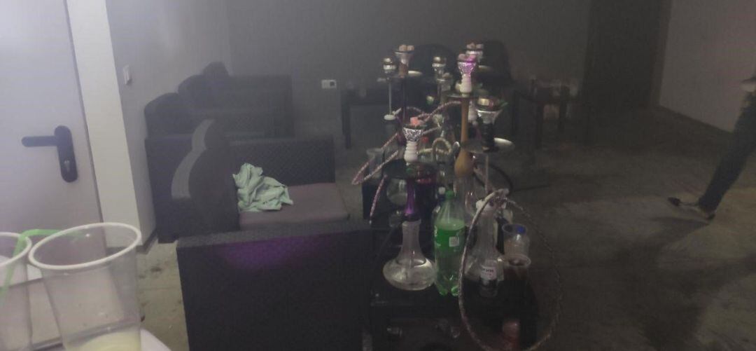 Policía de Pinto denuncia y desaloja de un local a más de 25 personas sin mascarilla, fumando y bailando de madrugada 