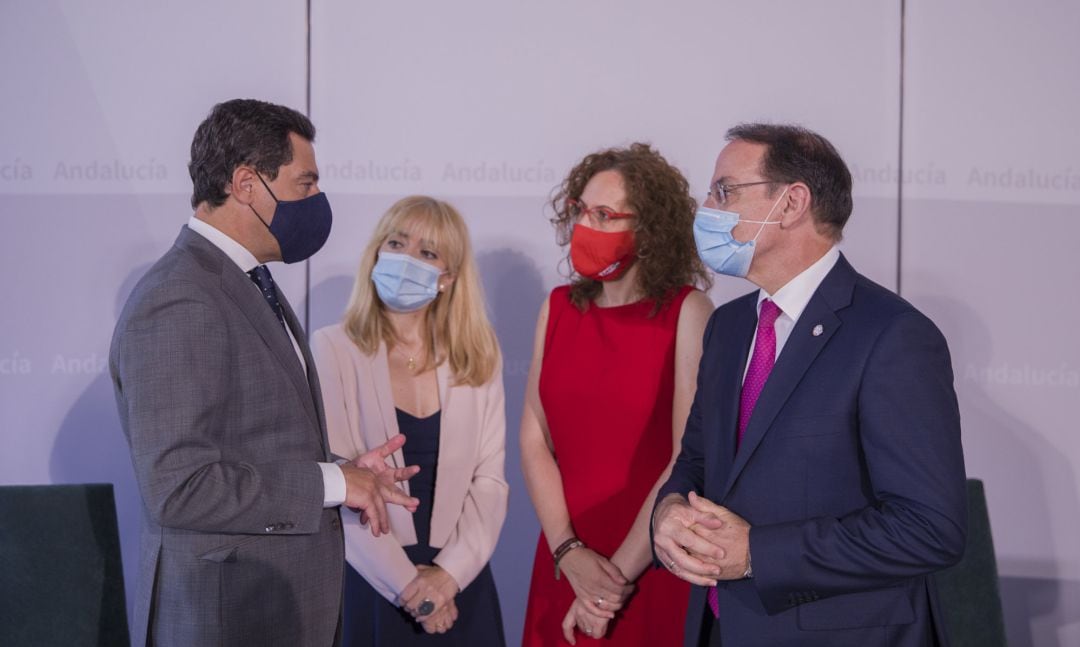 Juan Manuel Moreno Bonilla, presidente de la Junta junto a Carmen Castilla, Nuria López y Javier González de Lara