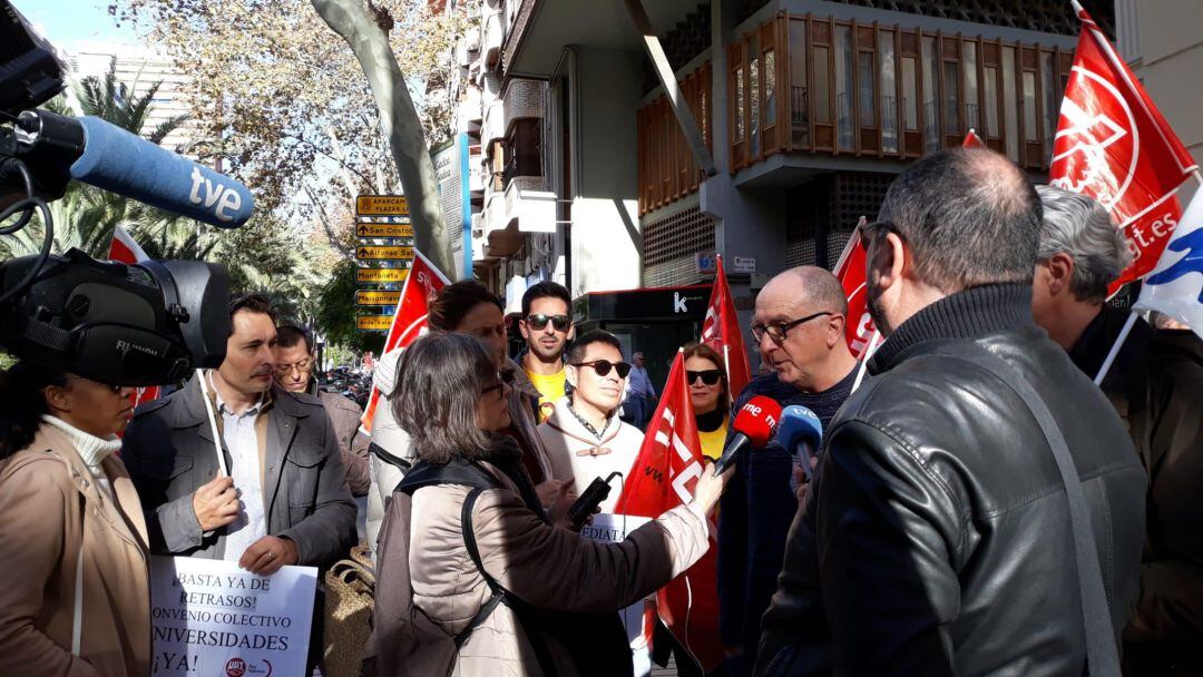 Momento de la concentración de los sindicatos ante la Casa de las Brujas para reivindicar la firma del conveniode universidades