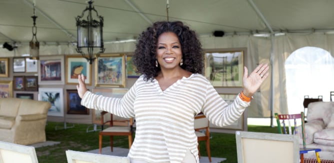 Oprah Winfrey junto a algunos de sus objetos subastados