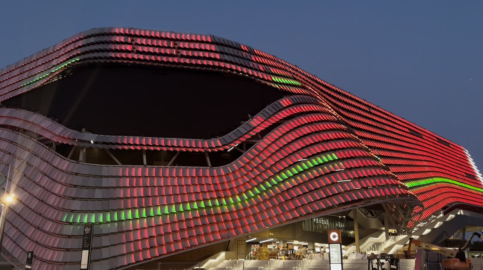 El Roig Arena inicia las pruebas de iluminación de su fachada