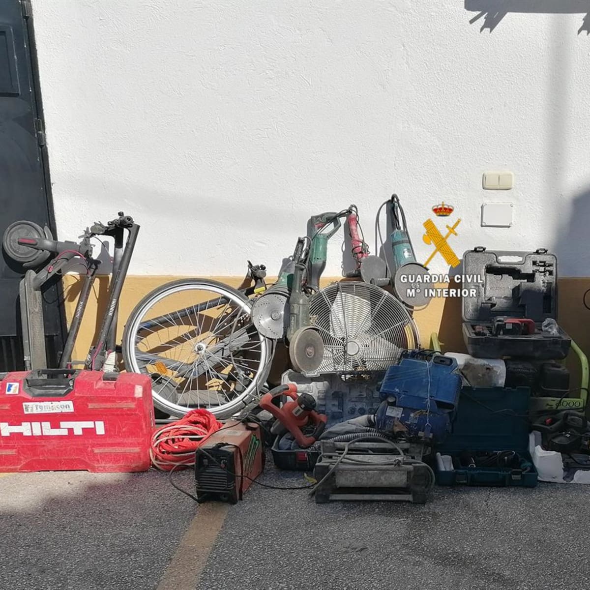 Robaban en almacenes de construcción y vendían la maquinaria en mercadillos