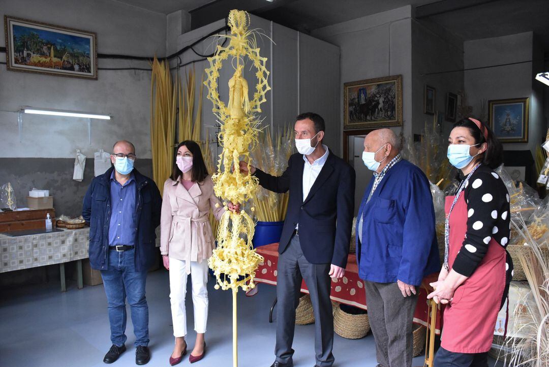 Felip Sánchez, Mariola Galiana, Carlos González y los responsables del taller artesanal Serrano Valero 