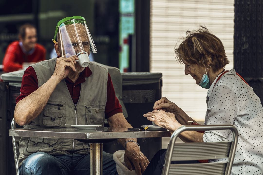 Dos vecinos de Barcelona estrenan la fase 1 de la desescalada.