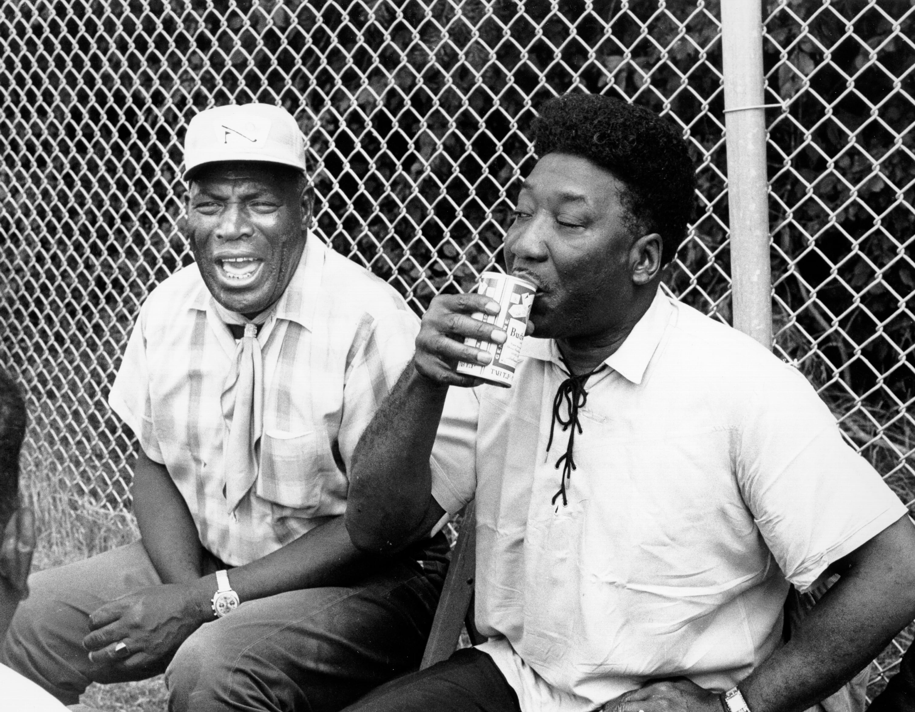 Muddy Waters junto a Howlin&#039; Wolf en el backstage de un festival en 1969, Ann Arbor, Michigan. (Photo by Tom Copi/Michael Ochs Archive/Getty Images)