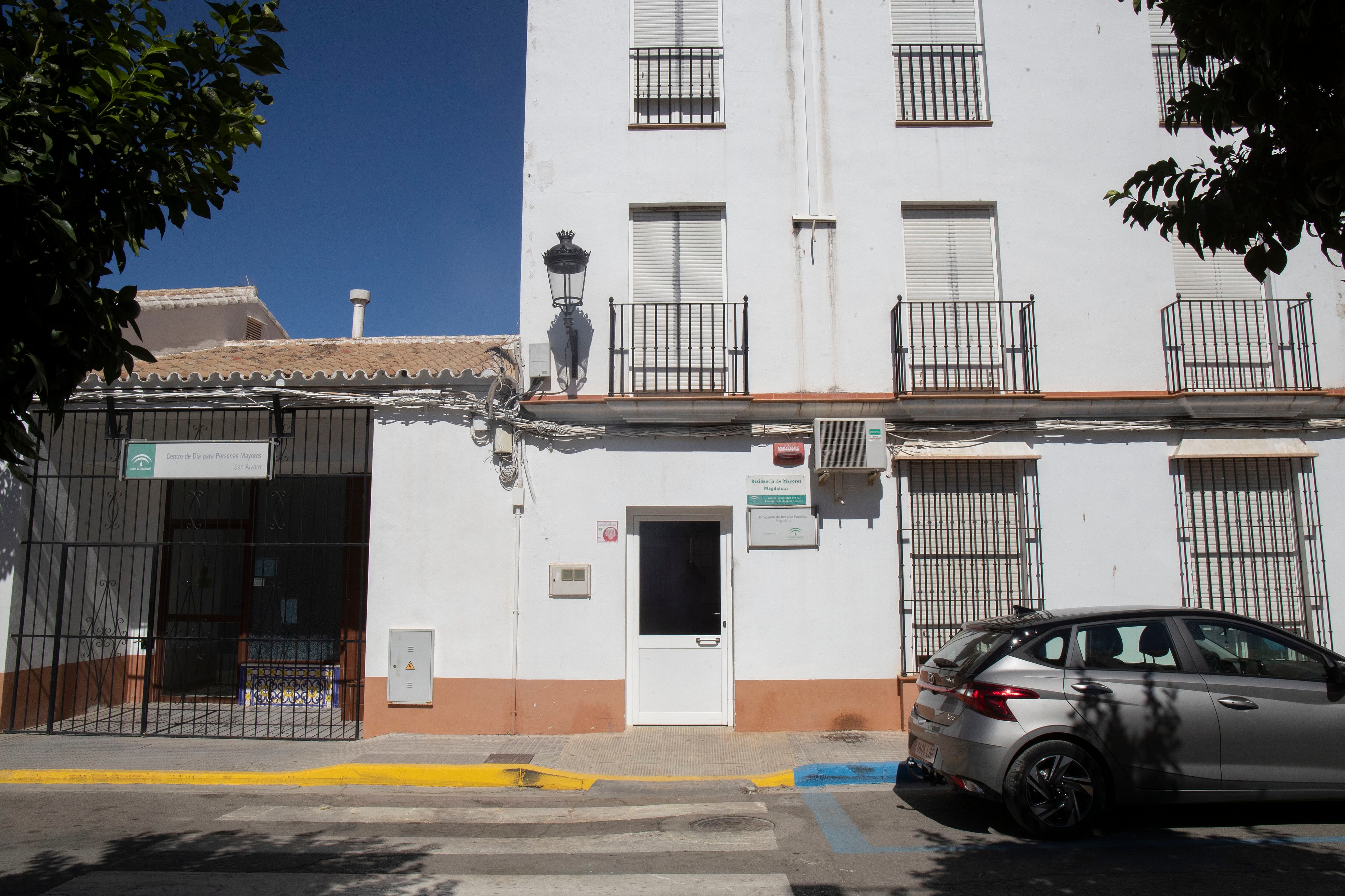 Fachada de la residencia &quot;La Magdalena&quot;, donde ayer un hombre de 75 años, que ha sido detenido, asestó una cuchillada mortal en el cuello a otro hombre de 66 años en Puerto Serrano (Cádiz).