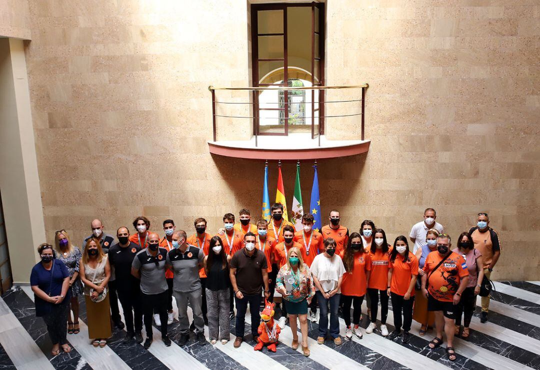 La alcaldesa en el Ayuntamiento junto al equipos de Waterpolo Jerez