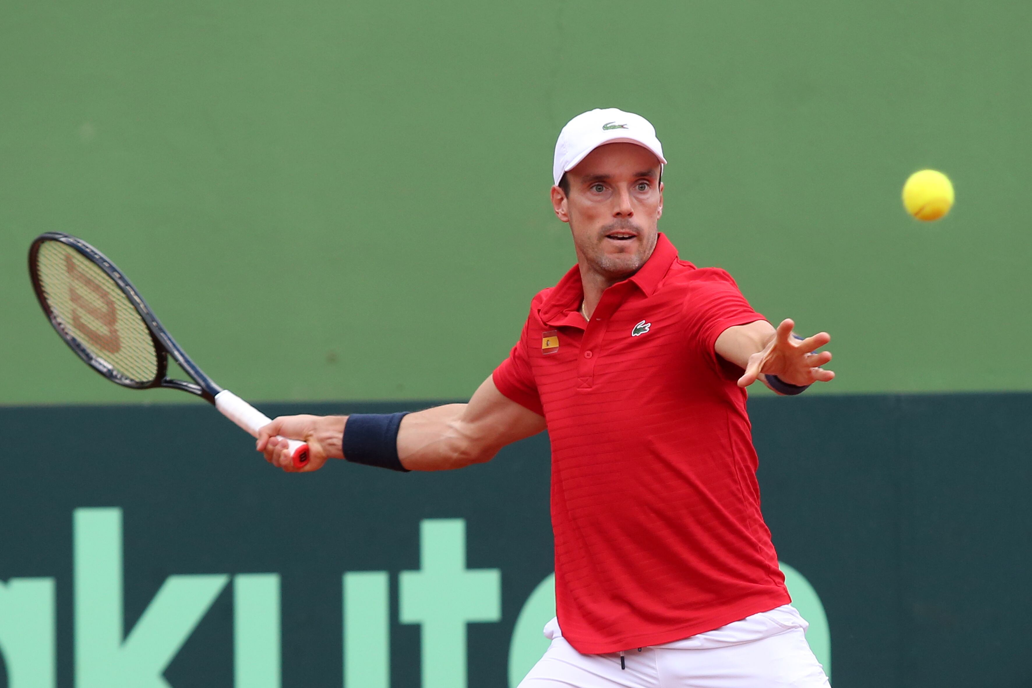 GRAFAND6637. MARBELLA (MÁLAGA), 04/03/2022.-El español Roberto Bautista durante el primer encuentro ante el tenista rumano Gabi Adrian Boitan, al que ha ganado en dos sets (6-3, 6-1) en el debut de España contra Rumanía en la eliminatoria de Copa Davis, hoy viernes en el Club de Tenis Puente Romano de Marbella (Málaga). EFE/Daniel Pérez