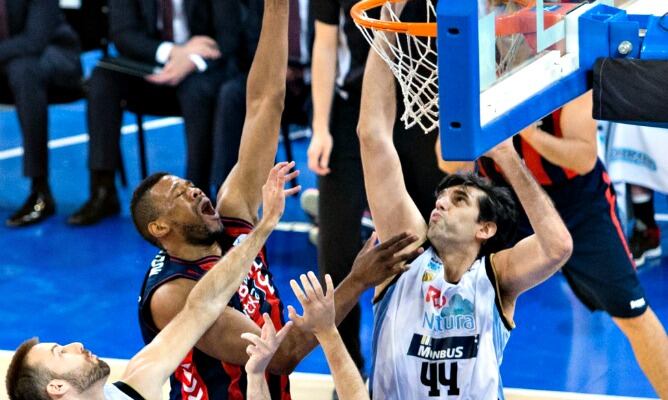 Hamilton sumó 10 puntos en la victoria de Laboral Kutxa