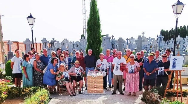 Acto de inauguración de la placa en el cementerio de Fuensalida / Asociación para la Recuperación de la Memoria Histórica de Extremadura