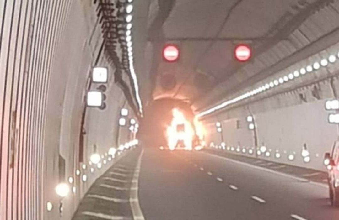 Imagen del incendio que provocó el cierre del túnel.